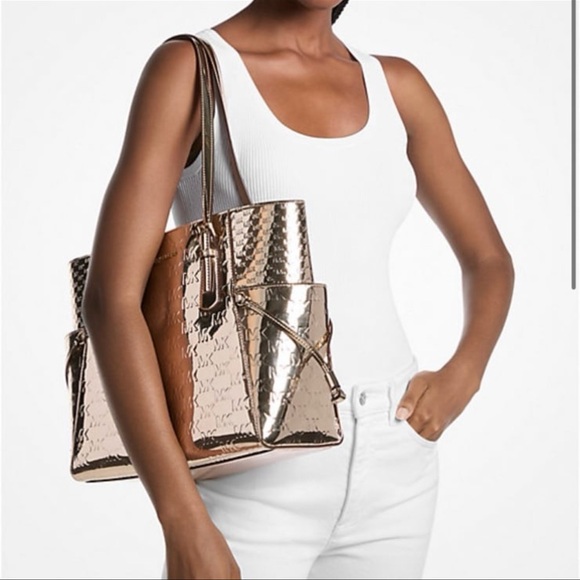 MICHAEL KORS Voyager Large Metallic Logo Debossed EW Shoulder Tote Bag
Pale Gold - Picture 3 of 8